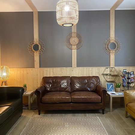 Bohobos Hostel อองทีบส์ ภายนอก รูปภาพ