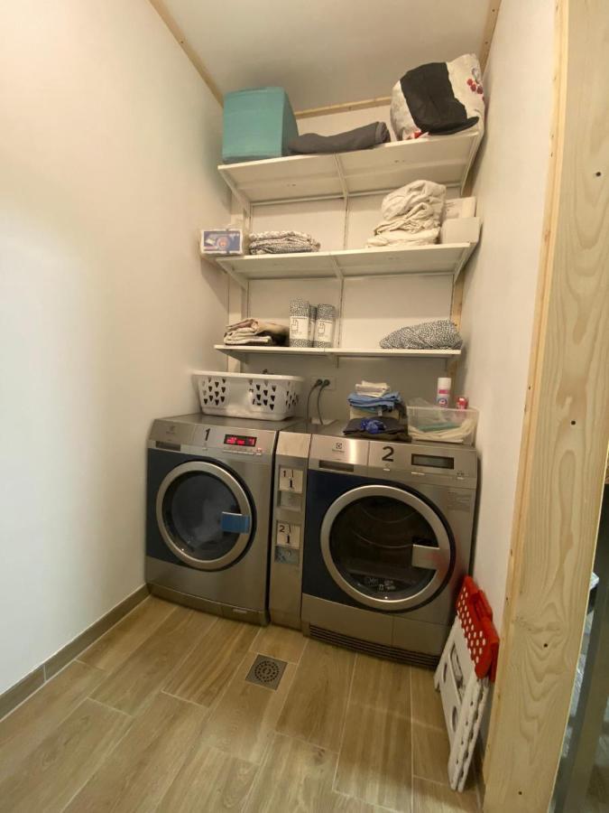 Bohobos Hostel อองทีบส์ ภายนอก รูปภาพ