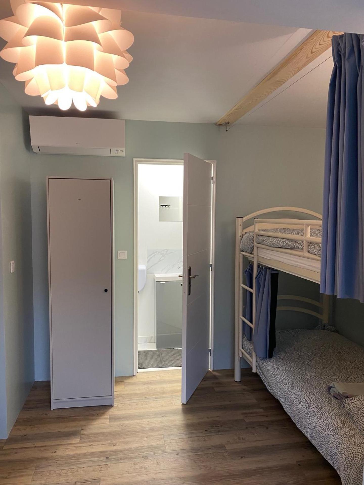 Bohobos Hostel อองทีบส์ ภายนอก รูปภาพ
