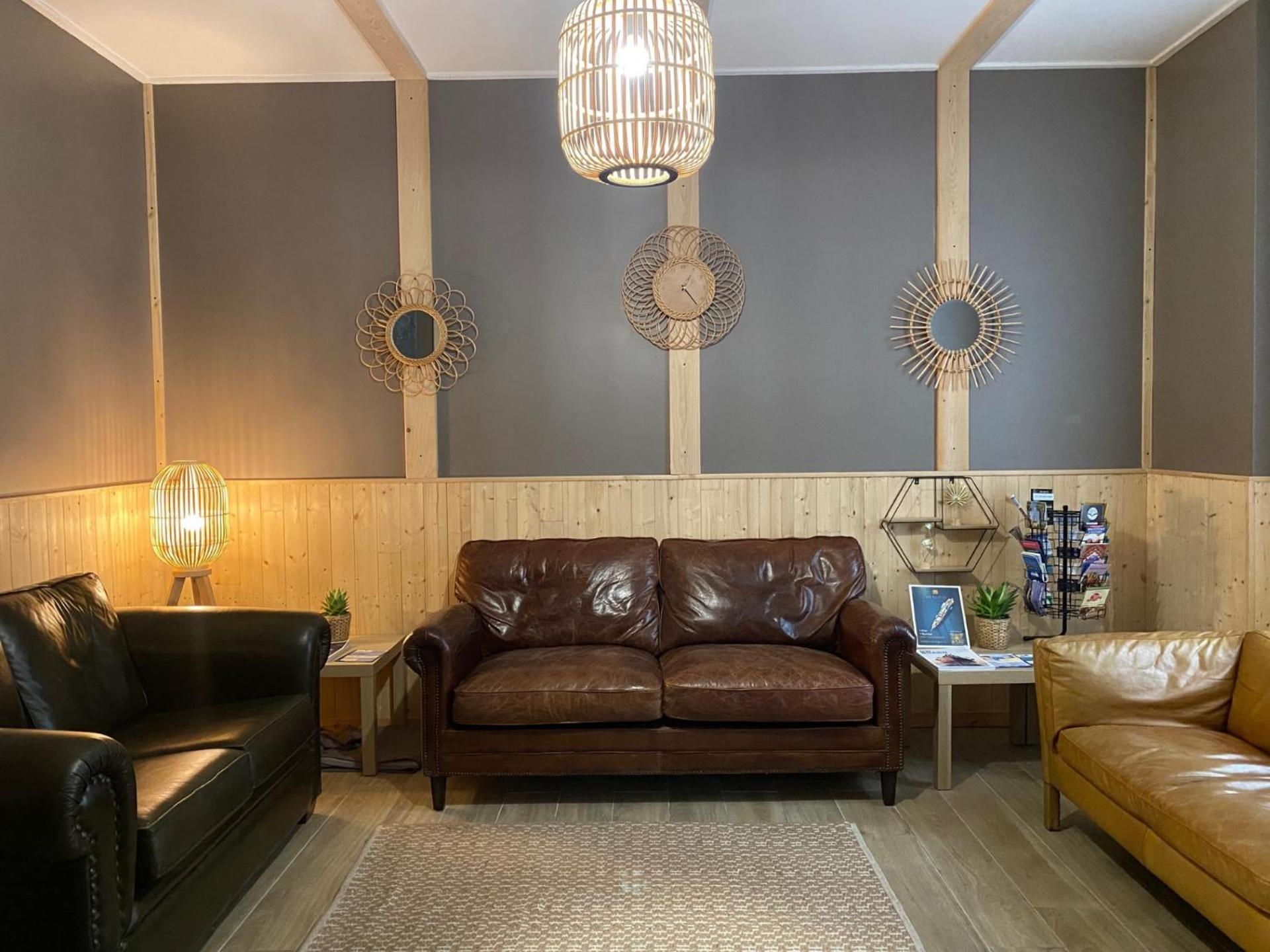 Bohobos Hostel อองทีบส์ ภายนอก รูปภาพ