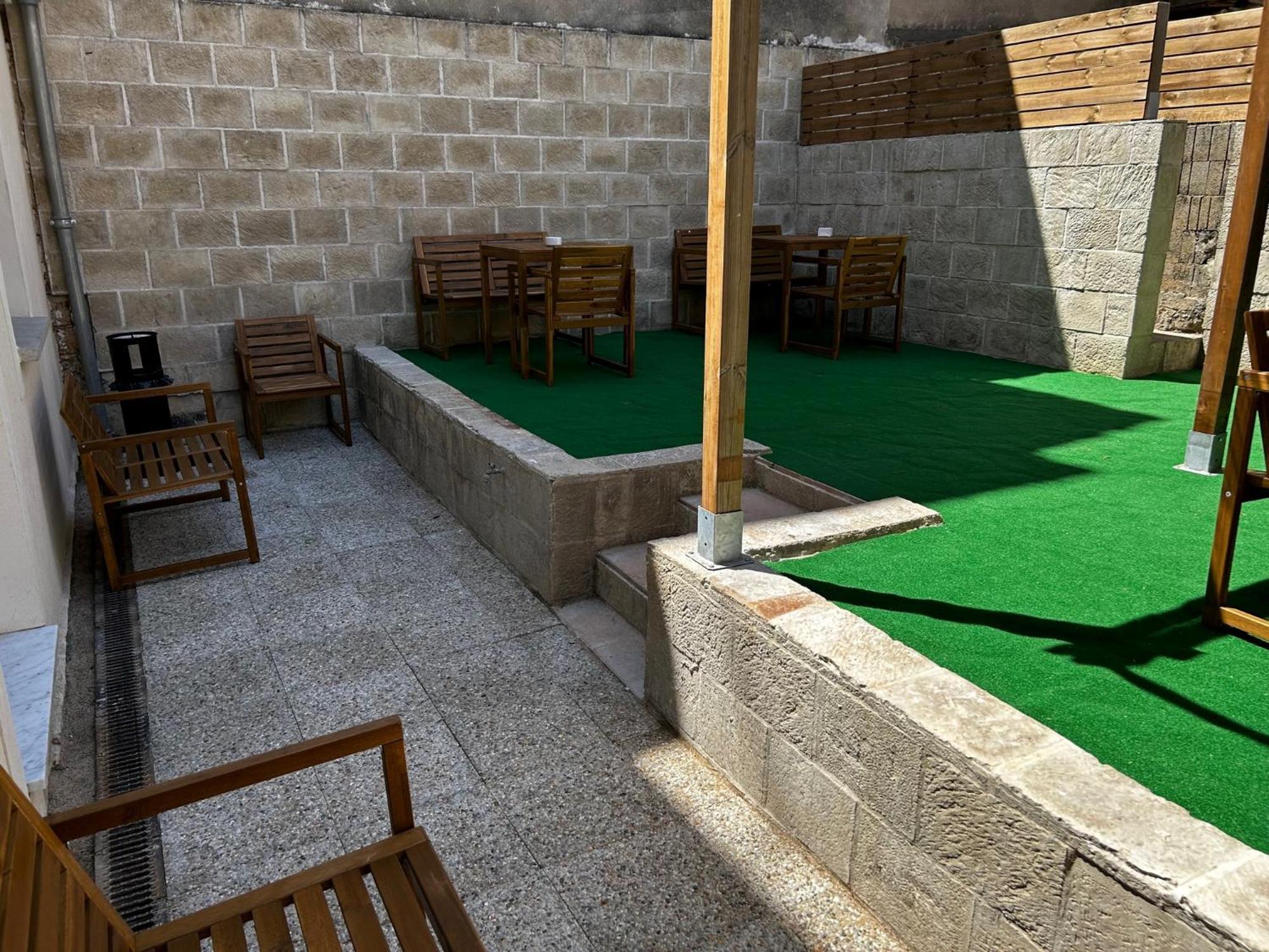 Bohobos Hostel อองทีบส์ ภายนอก รูปภาพ
